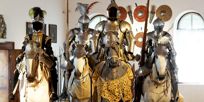 Rüstkammer Schloß Ambras - Vier Rüstungen zu Pferd in der Ausstellung