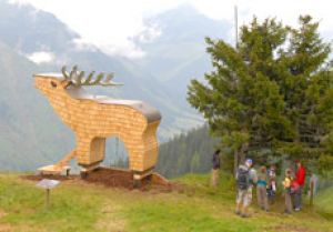 Holzhirsch im Tierholzpark Kriesneralm