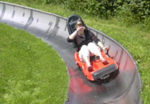 Foto einer Sommerrodelbahn mit Rodel