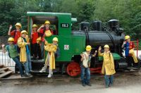 Kinder vor einer alten Erzlokomotive