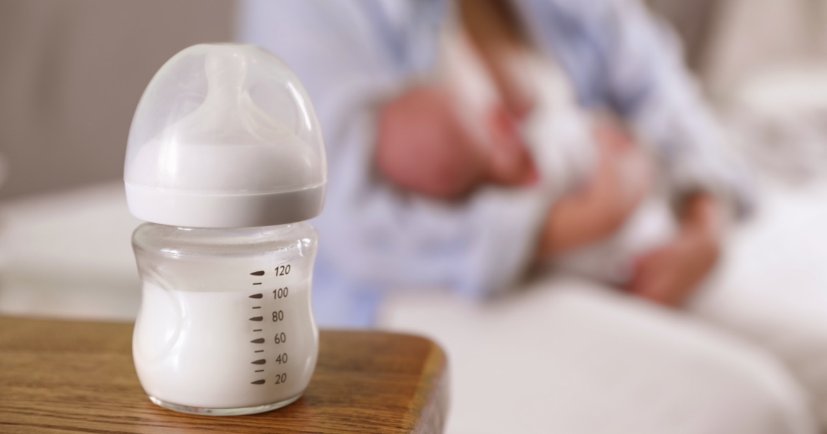 Wegen möglicher Cereulid-Verunreinigung ruft Nestlé Produkte wie BEBA, ALFAMINO und SMA zurück. Kritik gibt es an der späten Warnung.