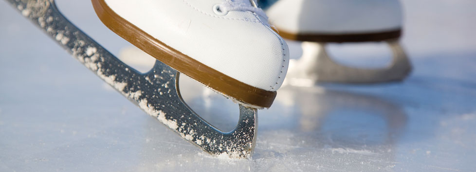 Eislaufschuhe am Eis