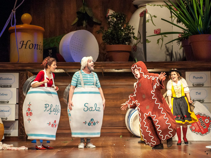 Bühnenszene Lebkuchenmann und Küchentöpfe