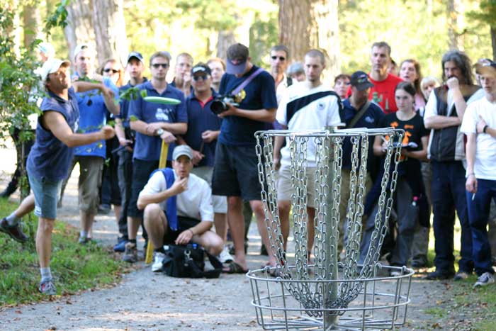 Discolf Spiel - Menschen vor dem Zielkorb