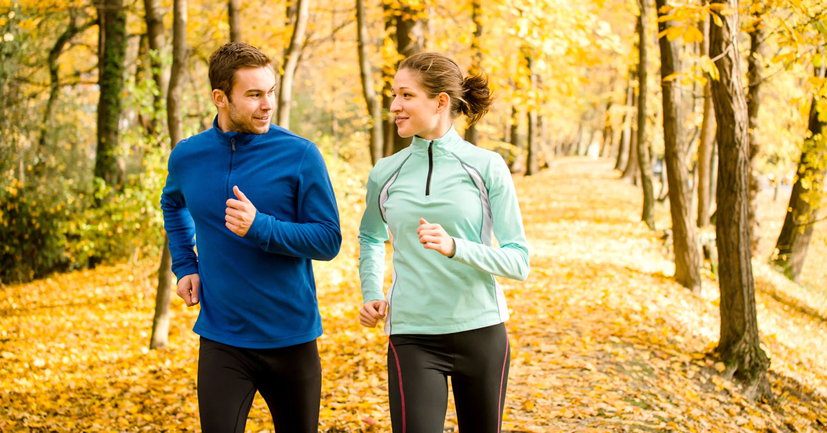 Ein Paar beim Joggen im Herbst