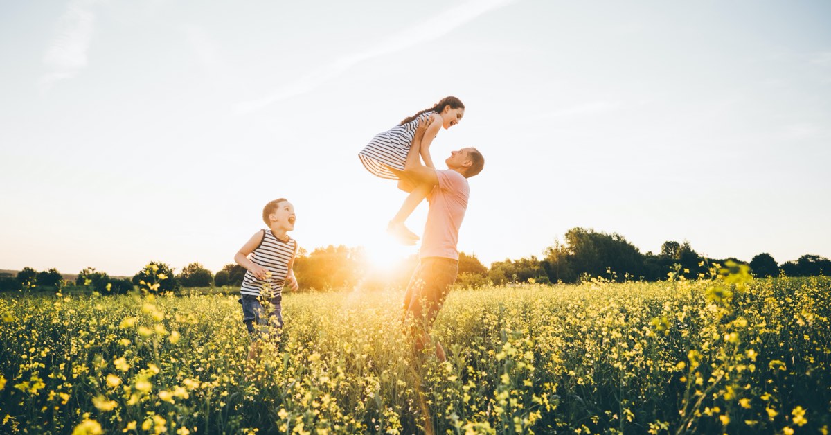 Familie im Urlaub in der Natur