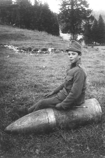 Altes schwarz/weiss Foto mit einem Jungen