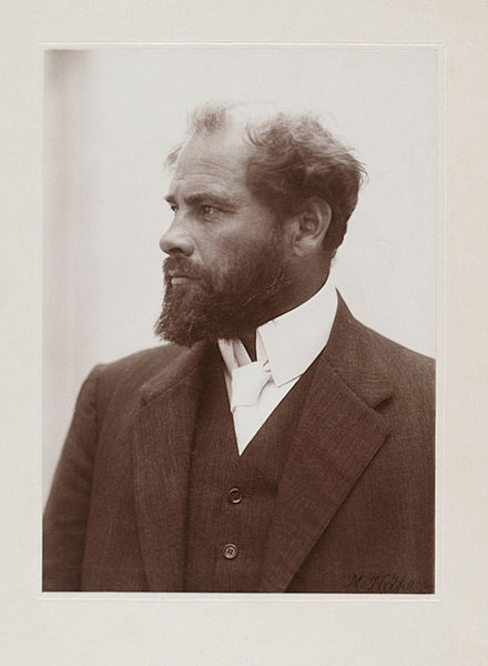 Foto von Klimt im Profil mit langem Bart