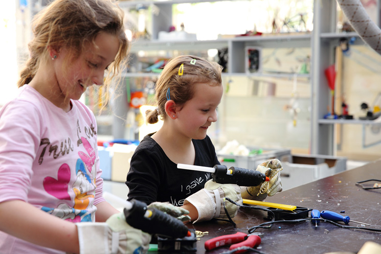 Kinder basteln in einer Bastelecke