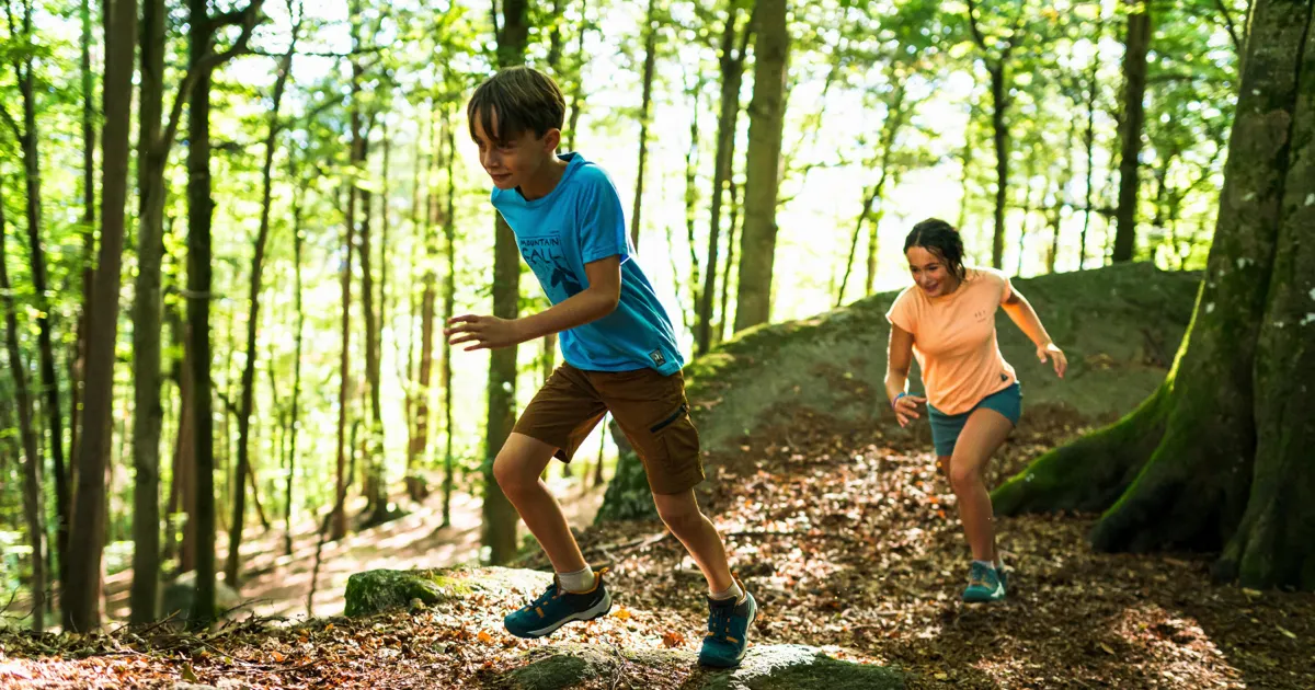 Mehr Bewegung für Kinder im Alltag: Ideen für Outdoor-Aktivitäten, Tipps & passende Ausrüstung für Familien.