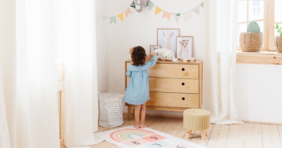 Mädchen in schön eingerichtetem Kinderzimmer