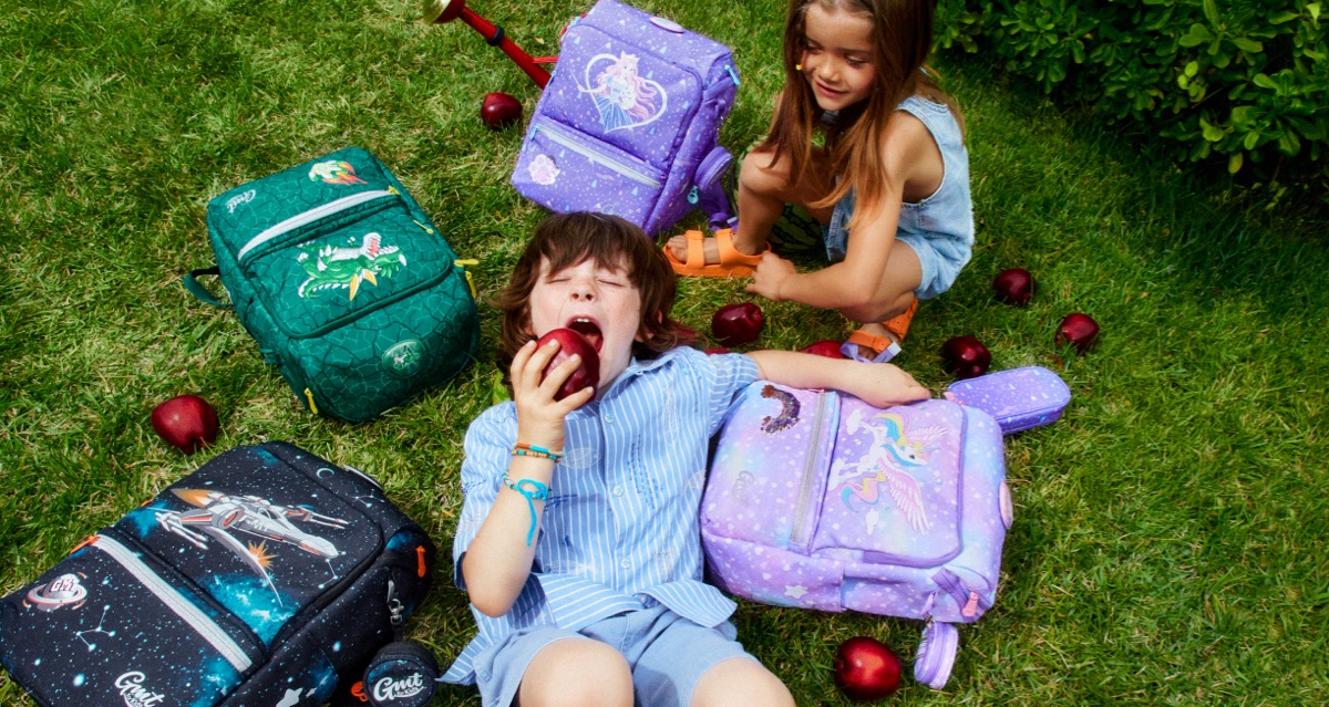 Drei kurzsichtige Kinder schauen auf ein Tablet