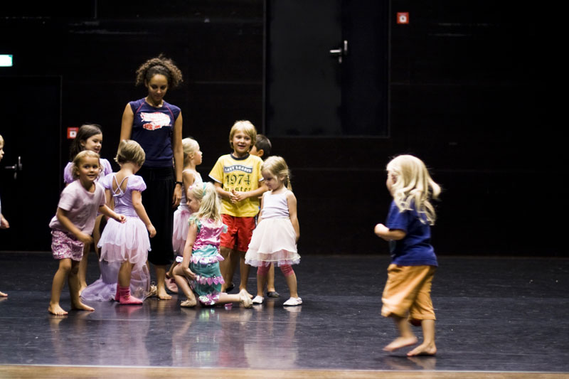 Theaterszene mit verkleideten Kindern