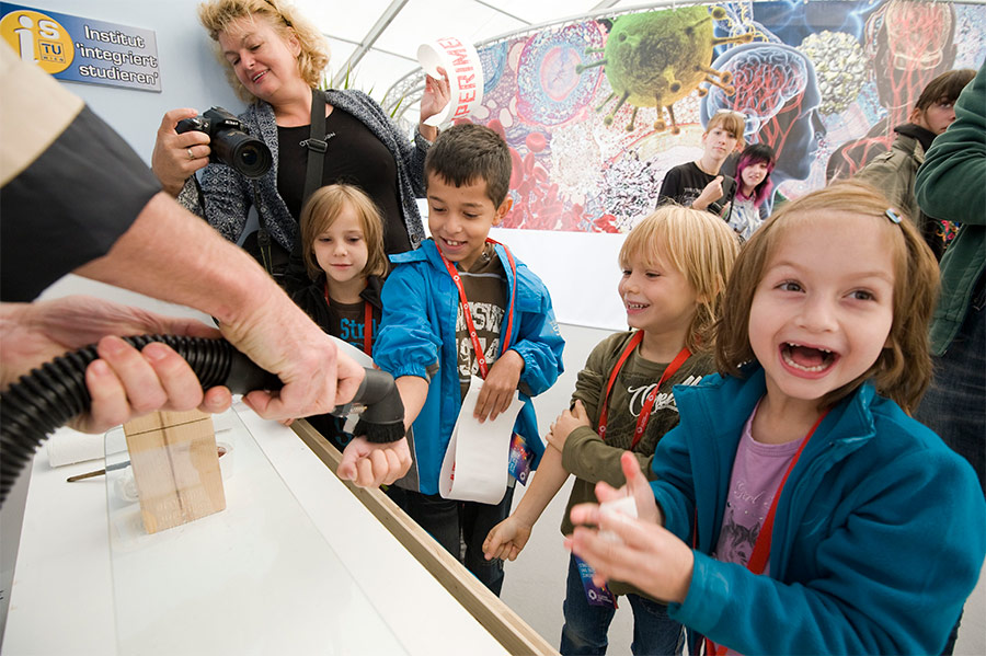 Kinder am Forschungsfest, Versuche mit dem Staubsauger